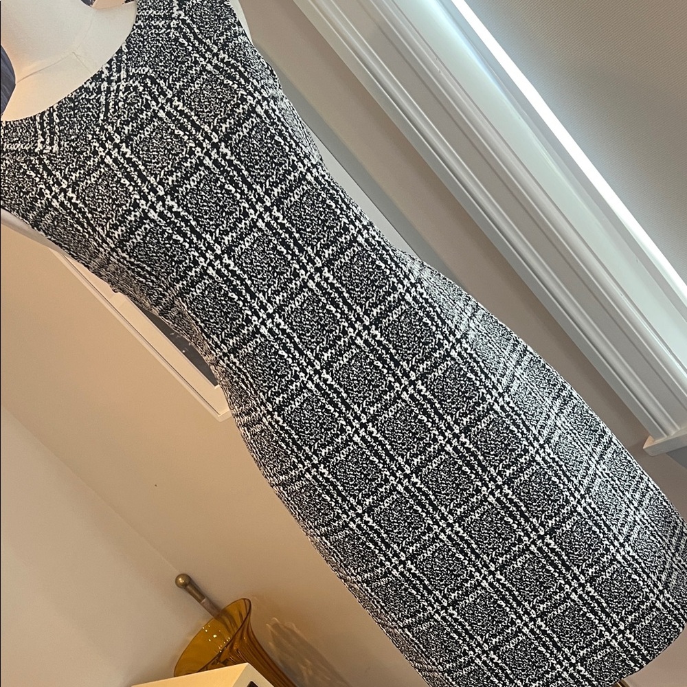 Papillon Blanc Monochrome Plaid Midi Dress